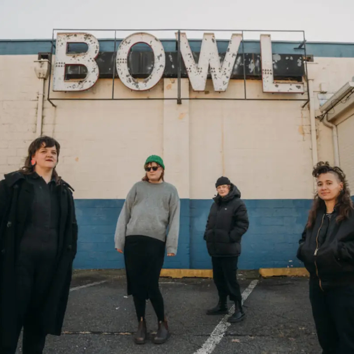 Adult Mom anuncia nuevo álbum y comparte el sencillo "Crystal"