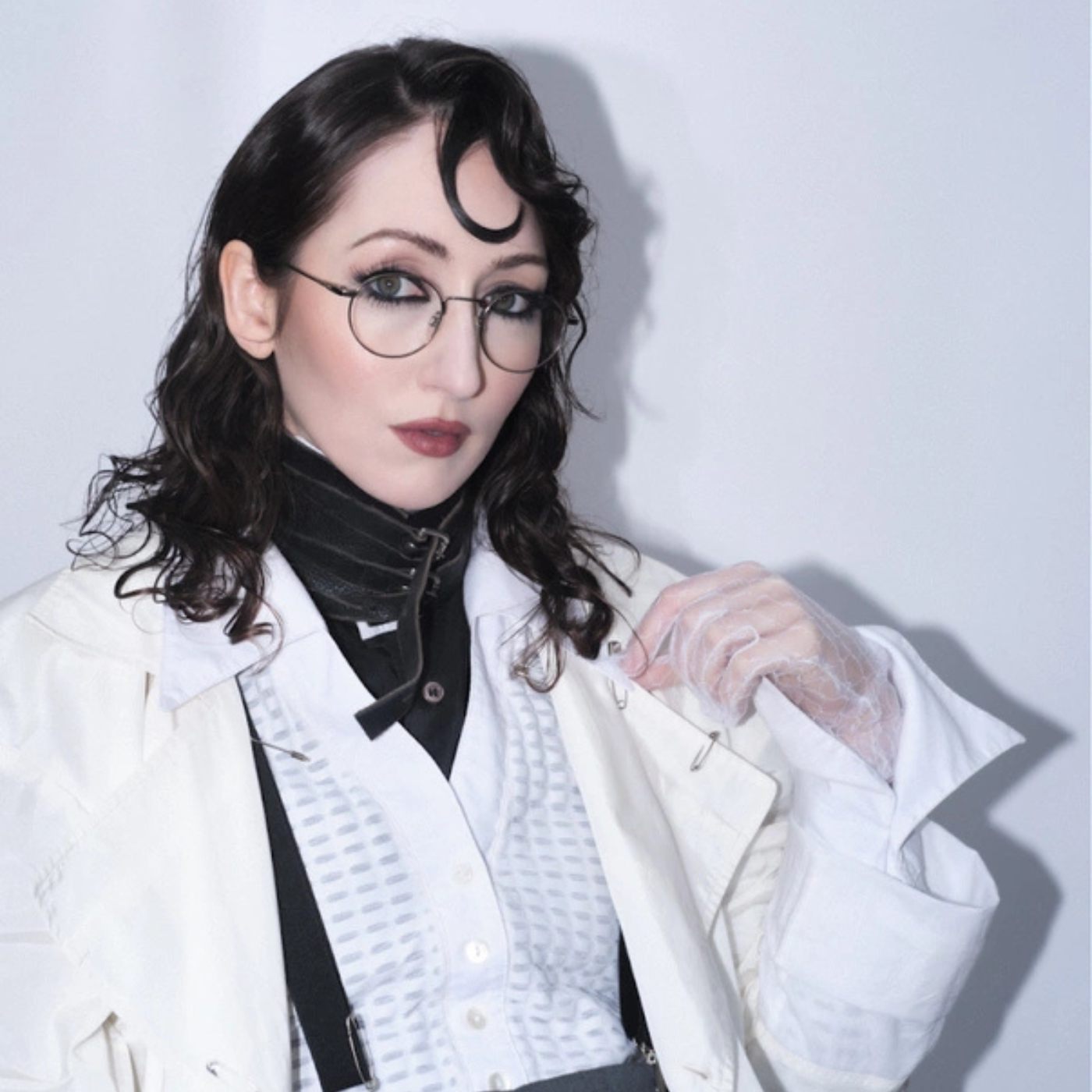 Jessica Winter adelanta su álbum debut con el nuevo sencillo "Wannabe"
