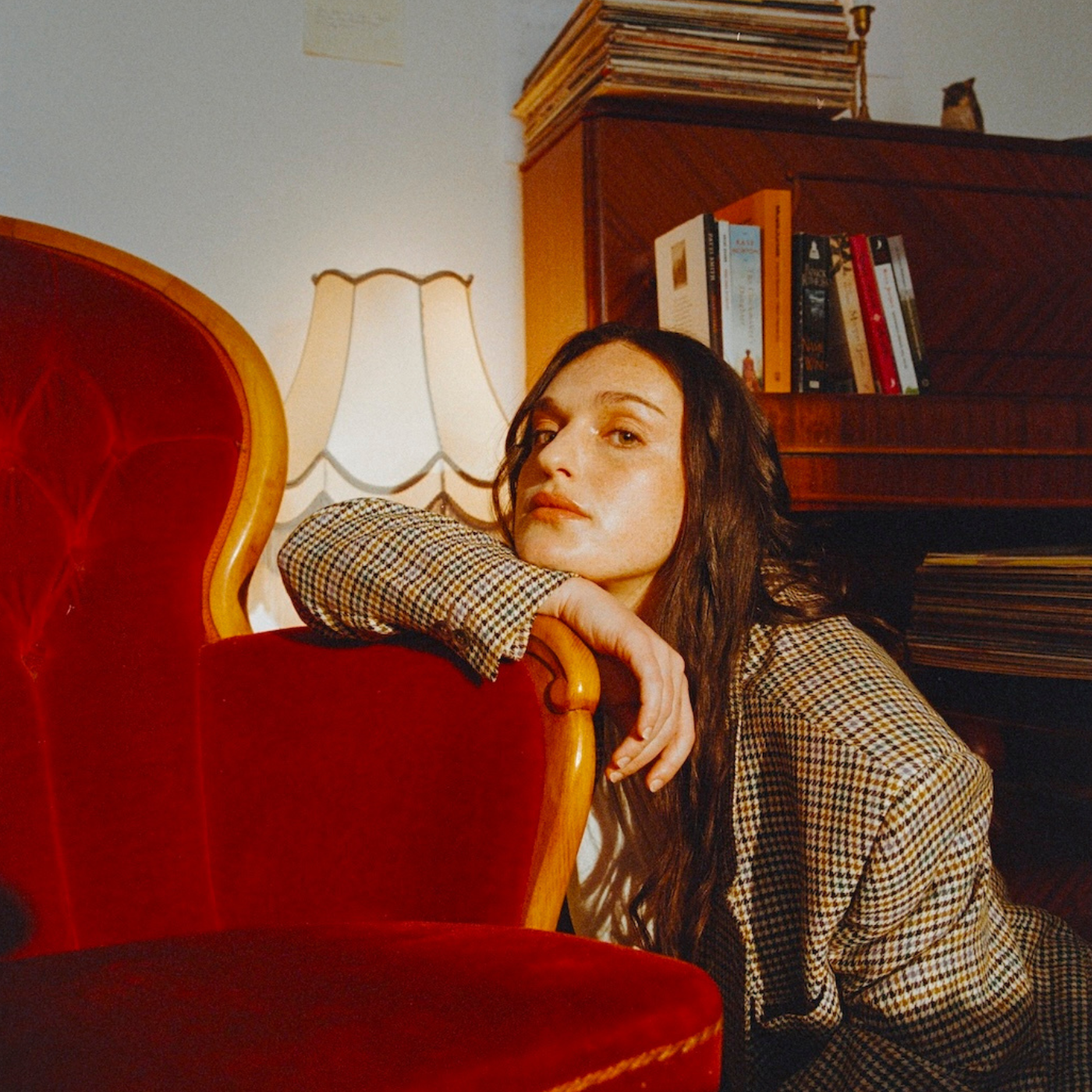 Daniella Binyamin regresa con su segundo EP "Poetry 1992"